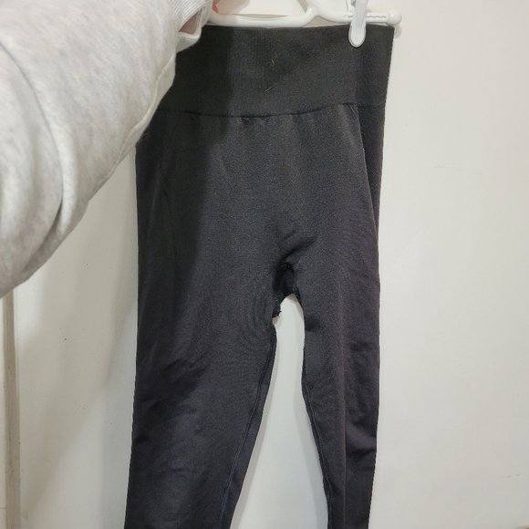 Black high rise gymshark leggings - Picture 2 of 3